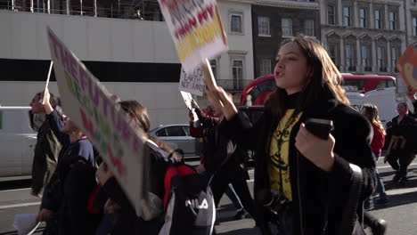 Reino-Unido-Febrero---Estudiantes-Con-Pancartas-En-Una-Marcha-De-Protesta-Por-El-Cambio-Climático-A-Lo-Largo-De-Una-Calle