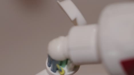 Detailaufnahme-Von-Zahnpasta,-Die-Auf-Eine-Elektrische-Zahnbürste-Aufgetragen-Wird