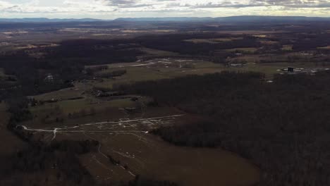 Die-Drohne-Schwenkt-Nach-Oben,-Während-Sie-über-Einem-Tal-In-Der-Catskill-Mountains-Region-Schwebt-Und-Dabei-Wolkenschatten-Und-Eine-Weitreichende-Aussicht-Offenbart