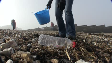 Freiwillige-Durchsuchen-Den-Strand-Von-Whitstable-Nach-Plastik-Und-Anderem-Müll