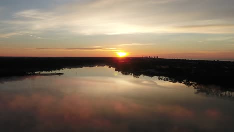 Morgensonnenaufgang-Am-Powell-Lake,-Florida