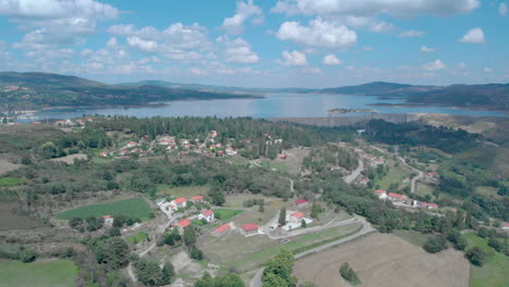 Luftaufnahme-Von-Barragem-Do-Alto-Rrabagão-Und-Den-Umliegenden-Dörfern-Im-Norden-Portugals
