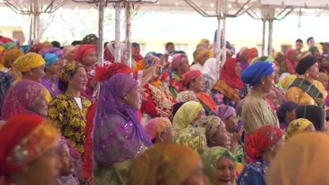 Eine-Große-Menge-Muslimischer-Frauen-Lächelt-Und-Schaut-Zu,-Während-Sie-An-Einer-Veranstaltung-Teilnehmen,-Die-Teil-Der-Feierlichkeiten-Zum-Nationalen-Frauenmonat-In-Der-Autonomen-Region-Im-Muslimischen-Mindanao-Ist