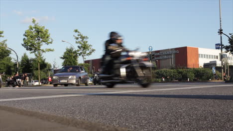 Low-Angle-Aufnahme-Von-Motorrädern-Und-Autos-Auf-Einer-Großen-Straße