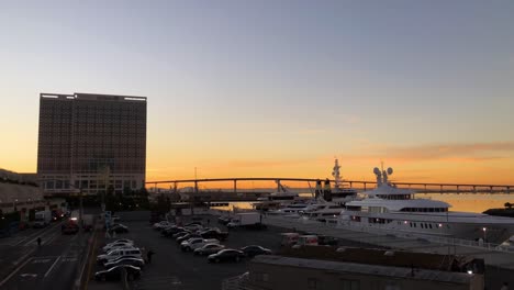 Yachten-Im-San-Diego-Embarcadero-Marina-Bei-Sonnenaufgang