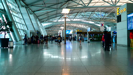 Pasajeros-En-La-Terminal-Del-Aeropuerto-Internacional-De-Incheon-seol--Aeropuerto-Coreano