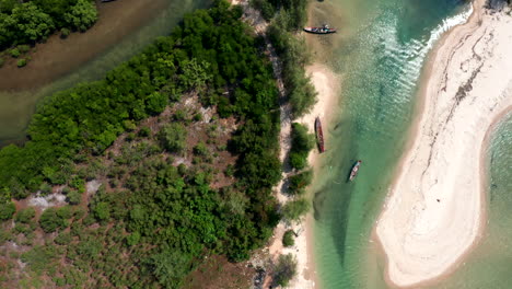 Imágenes-De-Drones-Aéreos-Verticales-De-Arriba-Hacia-Abajo-Que-Vuelan-Sobre-Un-Río-De-Manglares-Y-Una-Playa-En-Camboya