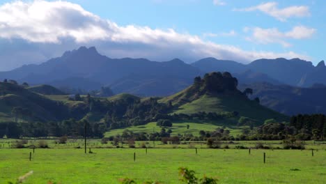 Wunderschöne-Aussicht-Auf-Die-Grünen-Hügel-Und-Täler-Neuseelands