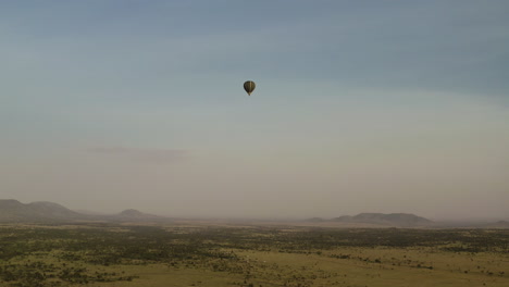Air-balloon-safaris-flying-in-the-morning-over-Serengeti-Valley,-Serengeti-National-Park,-Tanzania