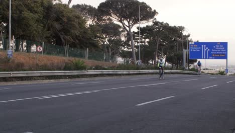 Ciclistas-Cerca-Del-Comienzo-De-La-Gira-Ciclista-De-Ciudad-Del-Cabo-Después-De-La-Curva-Del-Hospital