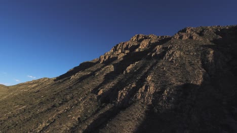 Toma-Aérea-De-Drones-De-Las-Montañas-Del-Parque-Nacional-De-Peguin-En-Chihuahua-Al-Atardecer