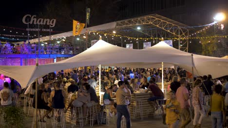 Schwenk-über-Viele-Menschen,-Die-Am-Mad-Face-Food-Week-Festival-Teilnehmen