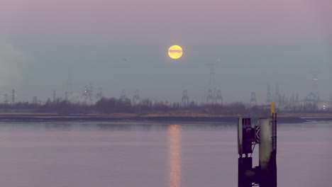 Fantastischer-Blick-Auf-Die-Blutmond-Mondfinsternis-Im-Januar-2019-Im-Morgengrauen-über-Der-Schelde,-Antwerpen