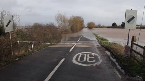 Reino-Unido-Febrero-De-2014---La-Carretera-Principal-Entre-Lyng-Y-Madriguera-Puente-Está-Cortado-Por-Aguas-Profundas-Durante-La-Inundación-De-Los-Niveles-De-Somerset