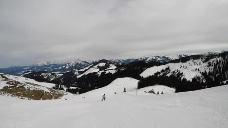 Esquí-Y-Snowboard-En-Los-Alpes-Suizos-En-Ellmau,-Austria-En-Skiwelt-Resort