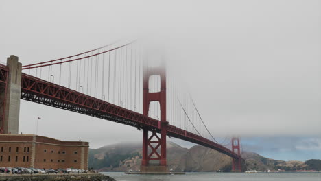 Schiff-Fährt-Unter-Der-Golden-Gate-Bridge-Hindurch