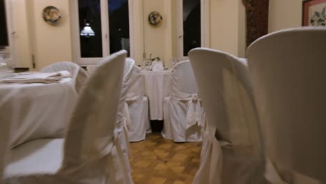 Vor-Einer-Hochzeitsfeier-Durch-Die-Tische-Gehen