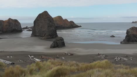 Luftaufnahme-Eines-Zerklüfteten,-Malerischen-Strandes-Und-Kleiner-Felseninseln-Vor-Dem-Pazifischen-Ozean-In-Oregon