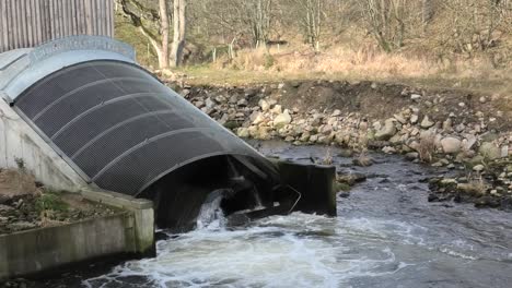 Archimedes-Screw-generating-electricity-on-the-river-Don-front-view
