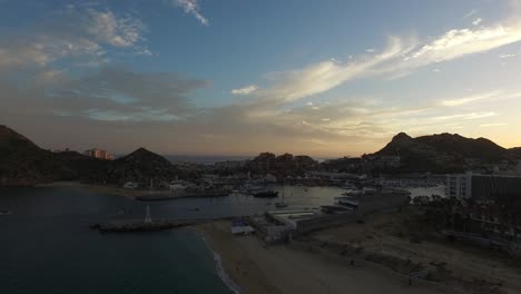 Luftaufnahme-Des-Yachthafens-Von-Los-Cabos-Bei-Sonnenuntergang,-Baja-California-Sur