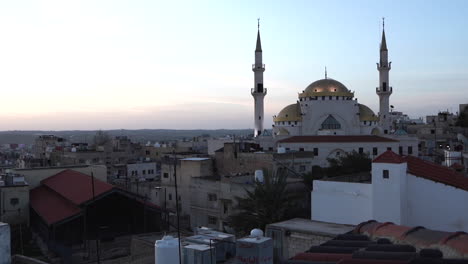Ein-Zeitraffer-Des-Sonnenaufgangs-In-Der-Stadt-Madaba-Mit-Der-Moschee-Jesu-Christi-Im-Hintergrund