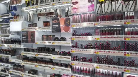 Kosmetik-Zum-Verkauf-Ausgestellt