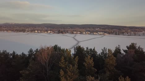 Zugefrorener-See-In-Falun,-Schweden-Während-Eines-Kalten-Winters-Im-Dezember,-Gefilmt-Mit-Einer-Drohne
