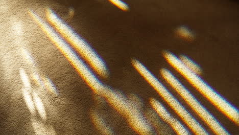 Durch-Geschliffenes-Glas-Gebrochenes-Sonnenlicht-Bewegt-Sich-Im-Zeitraffer-über-Einen-Teppichboden