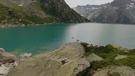 Lago-De-Montaña-En-Los-Alpes-Suizos,-Embalse-En-Medio-De-Las-Montañas