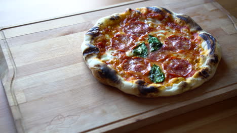 Servieren-Sie-Die-Authentischste-Italienische-Pizza-Auf-Einem-Holzbrett