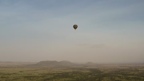 Air-balloon-safaris-flying-in-the-early-morning-over-Serengeti-Valley,-Serengeti-national-Park,-Tanzania