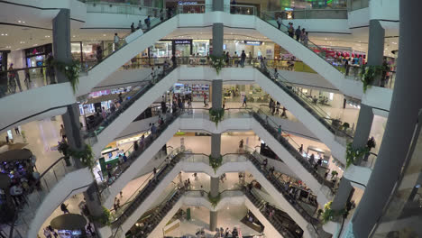 Bangkok,-Thailand---Zirka-Zeitrafferaufnahme-Des-Zentralen-Pinklao-Einkaufszentrums-In-Bangkok,-Menschen-Auf-Treppen-Auf-Mehreren-Ebenen,-Ansicht-Im-Atrium-Bei-Tageslicht