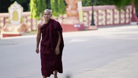 Traditioneller-Burmesischer-Mönch,-Der-In-Mandalay-Auf-Der-Straße-Geht