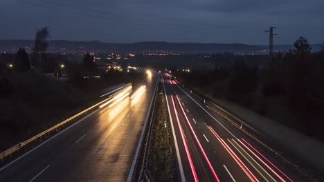 Zeitraffer-Des-Verkehrs-Auf-Der-Autobahn-Bei-Nacht-–-Langsamere-Version