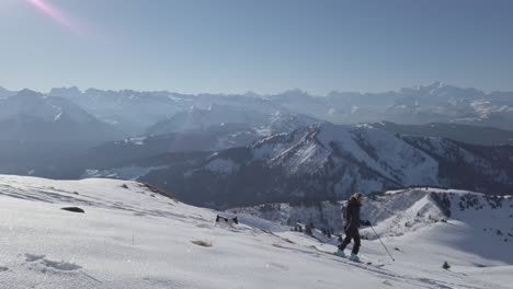 Woman-skiing-down-a-snowy-mountain