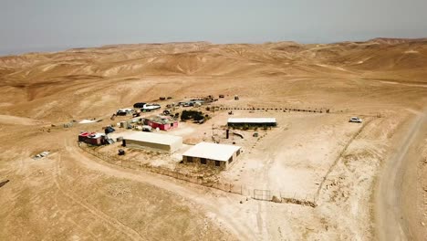 180&#39;-Luftaufnahme-Eines-Campingplatzes-In-Der-Wüste