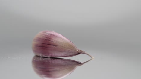garlic-clove-on-rotating-plate,-closeup-studio-shot
