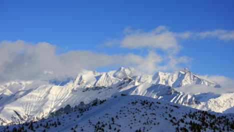 Timelapse-Que-Muestra-La-Nube-Moviéndose-Sobre-Los-Picos-De-Las-Montañas-En-El-área-De-Mont-Blanc-De-Los-Alpes-Franceses-En-Invierno,-Con-Cielo-Azul