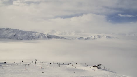 Zeitraffer-Von-Skifahrern-Und-Skiliften-In-Meribel-In-Den-Französischen-Alpen-Mit-Bergen-Und-Sich-Bewegenden-Wolken-Im-Hintergrund
