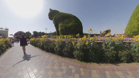 Gatos-Florales-Gigantes-En-El-Jardín-Milagroso-Duabi