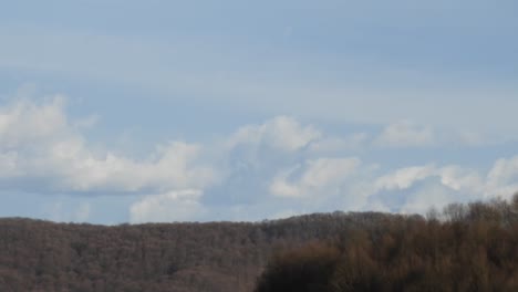 Wolkenzeitraffer-In-Der-Frühlingssaison-Mit-Schneller-Wolkenbildung