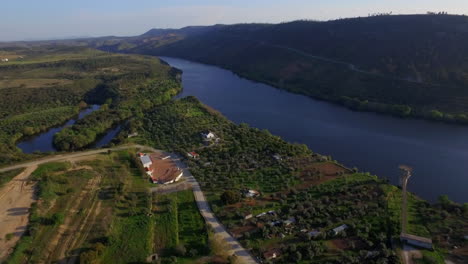 Wunderschöner-Fluss-In-Die-Berge-Portugals