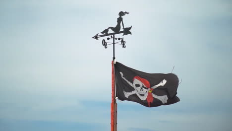 Bandera-Pirata-Negra-Con-Calavera-Y-Huesos-Ondeando-A-Cámara-Lenta