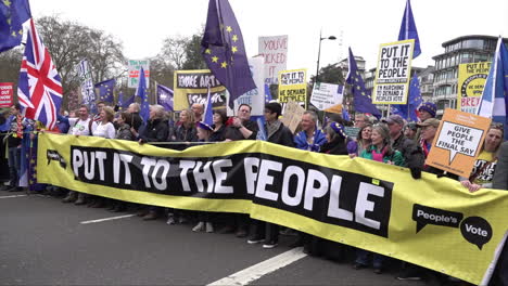 Anti-Brexit-Demonstranten-Halten-Ein-Gelbes-Banner-Mit-Der-Aufschrift-„Zum-Volk-Bringen“