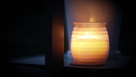 Perfektes-Zünden-Einer-Kerze-In-Einem-Weiß-Beschlagenen-Glas