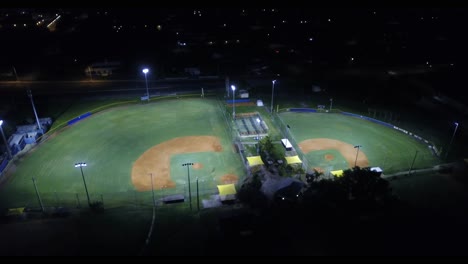 Eine-Nachtaufnahme-Eines-Baseballparks