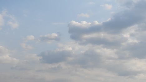 Zeitraffer-Der-Wolkenformationen,-Frühlingssaison,-Regnerisch