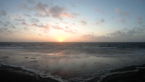 Sonnenuntergang-An-Einem-Windigen-Tag-Am-Strand