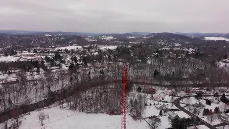 Torre-De-Radio-En-El-Bosque-Después-De-La-Tormenta-De-Nieve