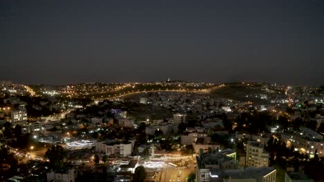 Vista-Nocturna-De-La-Ciudad-De-Jerusalén,-Vista-Del-Paisaje-A-La-Calle,-Cruce-De-Tráfico,-Disparo-De-Drone,-Israel